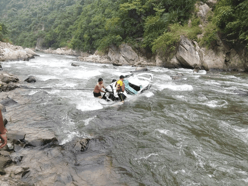 Car fell into 200 meter deep ditch on Pauri-Pabau motor road