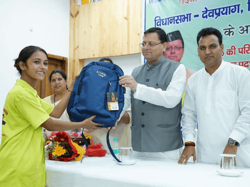 CM Dhami flagged off the team of students participating in Bharat Darshan Educational Tour 2023