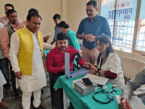 Health Minister Dr. Dhan Singh Rawat participated in the blood donation camp organized in Pabau