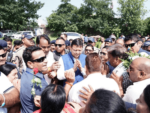 CM Dhami got a warm welcome on reaching Dehradun after UK tour