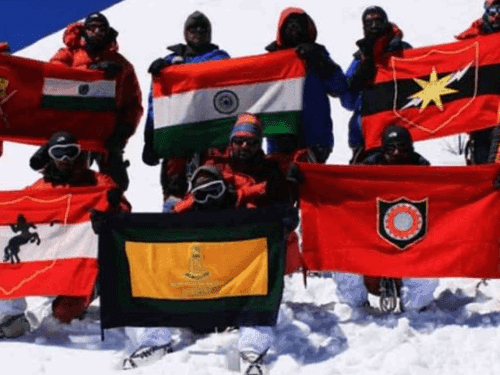 Brave soldiers of the army hoisted the tricolor on Mount Jogin 1
