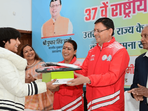CM Dhami flagged off the team of players and sent them off