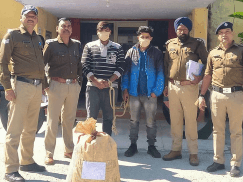 Almora Police arrested smuggler with 7.900 kg of cannabis