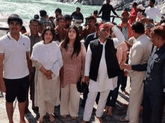 Akhilesh Yadav reached Devprayag, took bath at Sangam and got blessings of Mother Ganga