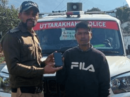 Pithoragarh Police found the lost phone and returned it to the young man and returned his smile