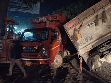 Accident in Selakui, massive collision between dumper and container