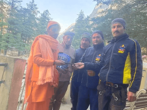 SDRF handed over the phone to Sanyasi Ajay Giri Maharaj of Juna Akhara