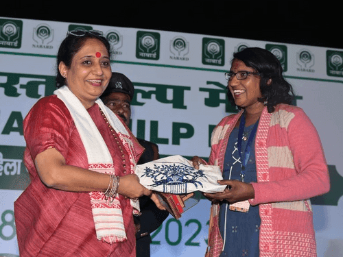 Assembly Speaker Mrs. Ritu Khanduri inspected the stalls installed in the handicraft fair