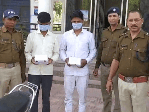 02 smugglers arrested with 200 grams of smack