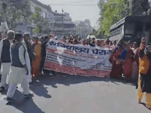 State agitators surrounded the secretariat