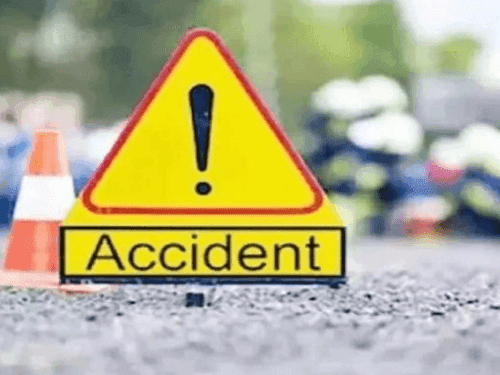 Pithoragarh: Car overturned due to stones falling on the road, two injured