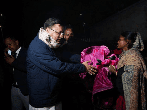 CM Dhami distributed blankets to the needy on the road