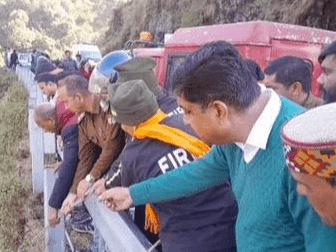 A person who went to give bread to a cow was hit by a collision, died after falling into a ditch