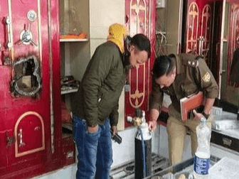 Thieves robbed the jewelery shop here