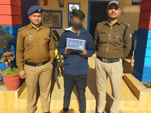 Chamoli Police arrested the accused who stole mobile from shop