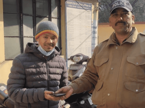Rudraprayag Police handed over the lost mobile to its owner
