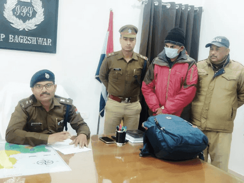 Bageshwar Police arrested smuggler with 05.305 kg of illegal hashish