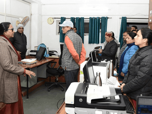 Additional Chief Secretary Smt. Radha Raturi conducted surprise inspection of Chief Minister's sections
