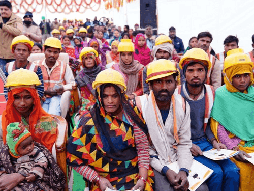 CM Dhami distributed blankets to workers near IT Park