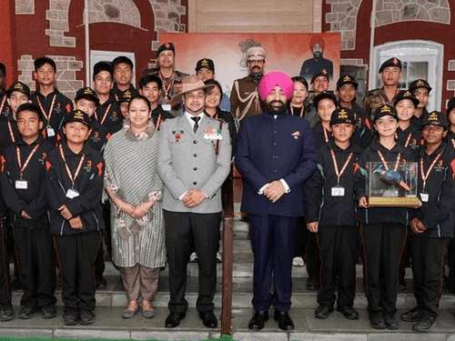 Manipur students who came on 'Rashtriya Ekta Yatra' met the Governor