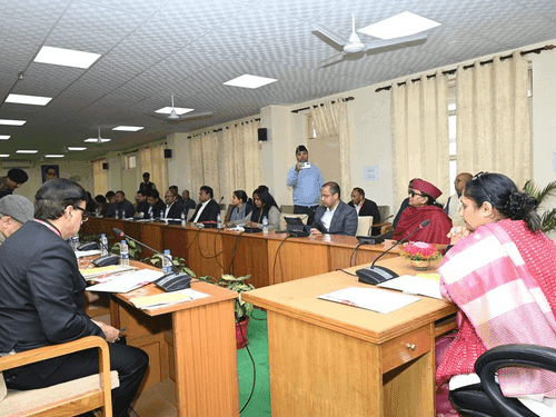 Assembly Speaker Mrs. Ritu Khanduri held a meeting with senior officials of all departments