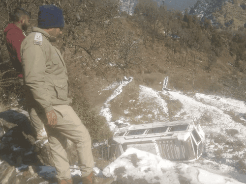 Tempo traveler met with an accident, rescued by police