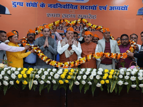 CM Dhami administered oath to the newly appointed officials of the Milk Production Committee
