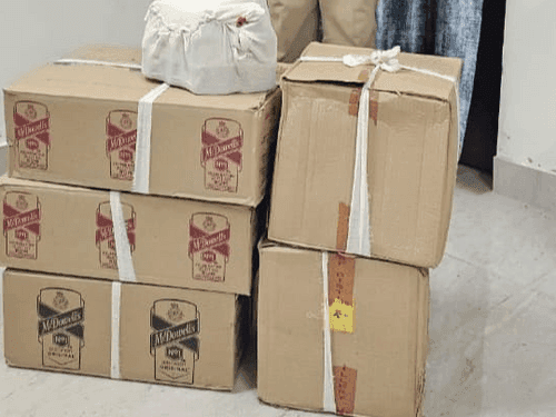 Almora Police recovered illegal country/English liquor in 5 boxes, search for accused continues