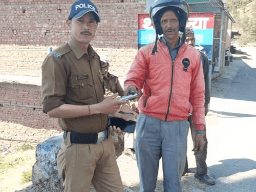 Almora Police handed over the lost phone to its owner