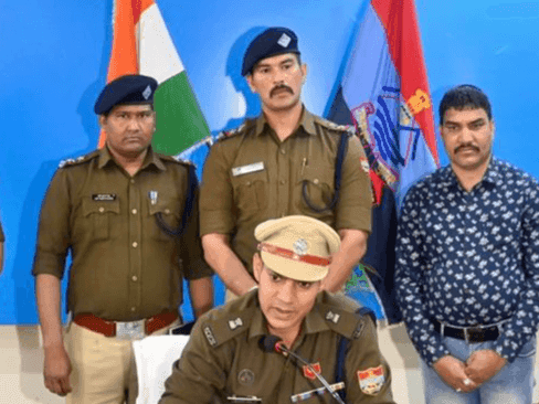 Smuggler arrested while smuggling 104 grams of illegal smack