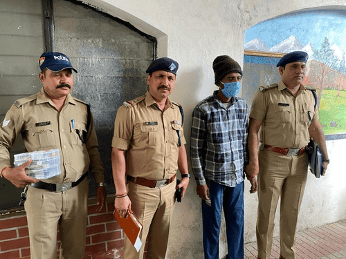 Dehradun Police arrested the accused who stole lakhs from the house