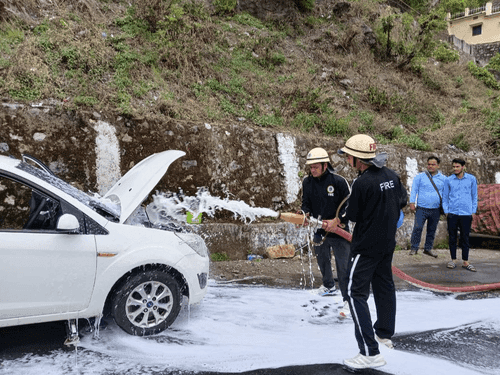 Car caught fire, fire was brought under control by fire service