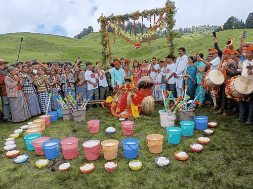 Holi of milk, whey and butter was played in Dayara Bugyal