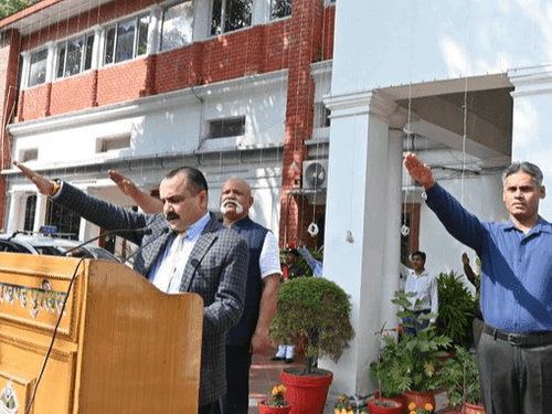 DGP Sir administered the oath of national unity to the officers/employees