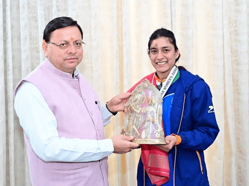 Women's hockey team member Manisha Chauhan met CM Dhami
