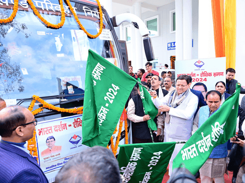 157 topper students went on the Bharat Darshan Educational Tour