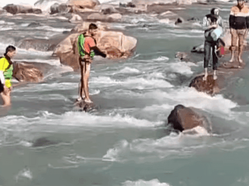 SDRF became an angel for the youths trapped in the middle of the river