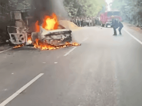 Two vehicles caught fire, the injured were rushed to the hospital