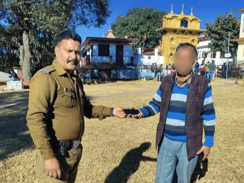 Almora Police handed over the lost phone to its owner