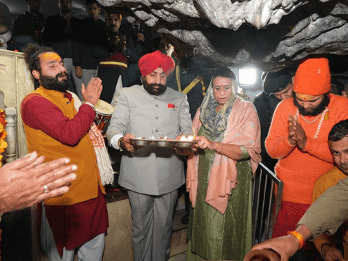 Governor Gurmit Singh offered prayers at Tapkeshwar Mahadev Temple