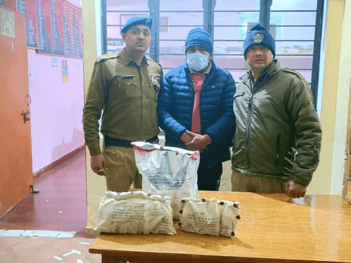 Almora Police took action against serving liquor in a fast food shop