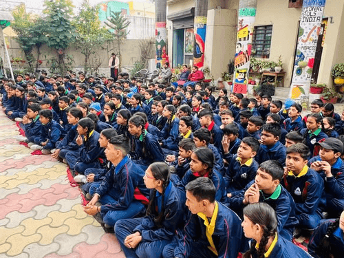 Tehri Police gave information about traffic rules to the students