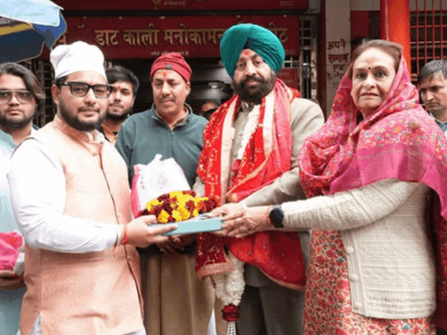 Governor Gurmit Singh offered prayers at Maa Daat Kali Temple