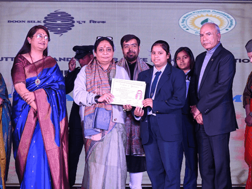 Assembly Speaker participated in the 'Rivayat e Resham' fashion show