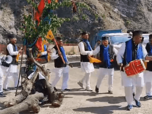 Holi players are wishing Holi through songs and music