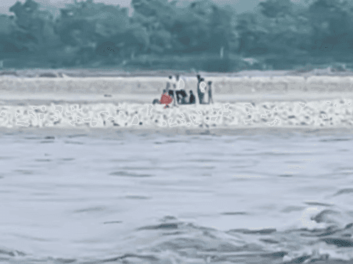 Uttarakhand Police rescued the devotees safely, trapped in the middle of the river