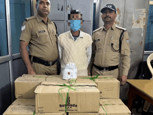 Accused arrested for transporting 19 boxes of illegal English liquor