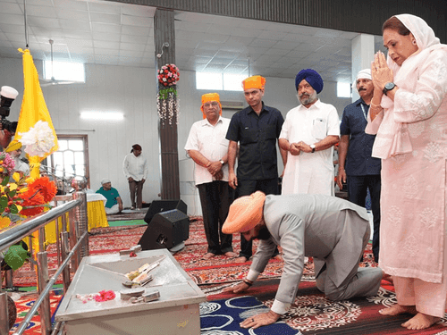 Governor Gurmit Singh paid obeisance at Sri Guru Singha Sabha Gurdwara