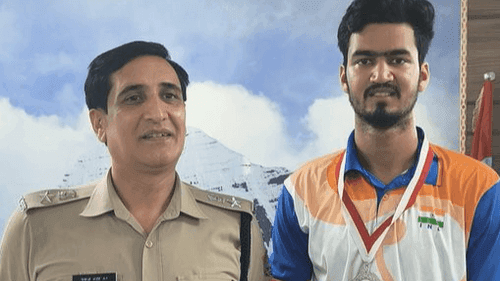 SSP Nainital congratulated Harshit Giri for winning the silver medal.