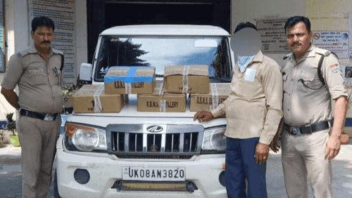Accused arrested with 05 boxes of illicit liquor